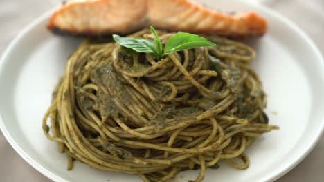 Pasta-De-Espagueti-Al-Pesto-Casera-Con-Salmón-A-La-Parrilla---Estilo-De-Comida-Italiana