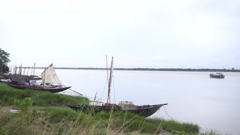 Ein-Segelboot-Stand-Am-Ufer-Des-Ganges