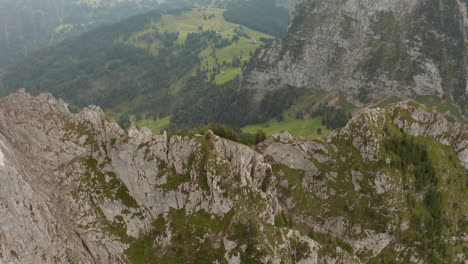 Umkreisende-Drohne-Schoss-Speedramping,-Um-Ein-Gipfelkreuz-In-Der-Schweiz-Zu-Erobern