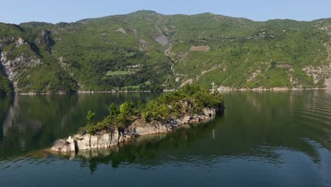 Felsige-Kleine-Insel-Am-Koman-See,-Schöne-Fährfahrt-Auf-Den-Albanischen-Bergen