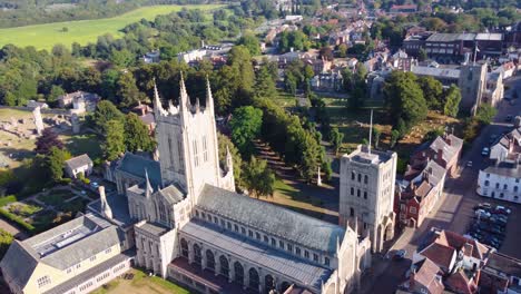 St-Edmundsbury-Kathedrale-Luftaufnahme-Mit-Urbaner-Stadt---Drohne-Verfolgt-Fliegenden-Schuss