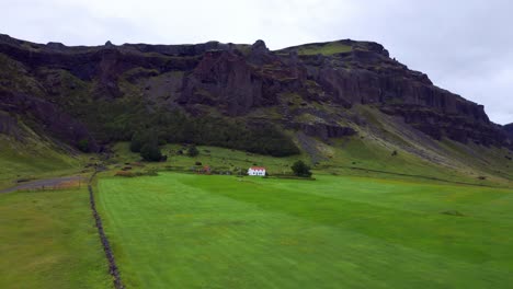 Casa-Blanca-En-Medio-De-Llanuras-Verdes-Y-Hermosas-Montañas-En-El-Sur-De-Islandia