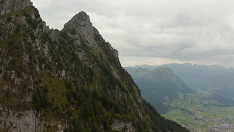 Un-Dron-Acelerado-Disparó-Sobre-La-Cresta-De-Una-Montaña-En-Suiza