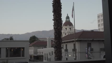 Vista-Del-Ayuntamiento-De-Pasadena-Desde-Detrás-De-Un-árbol-Al-Otro-Lado-Del-Camino-Desde-Un-Balcón