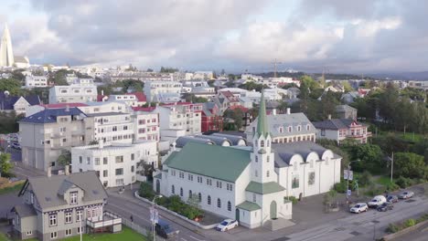 Idyllic-Iceland-church-in-downtown-Reykjavik,-white-traditional-buildings