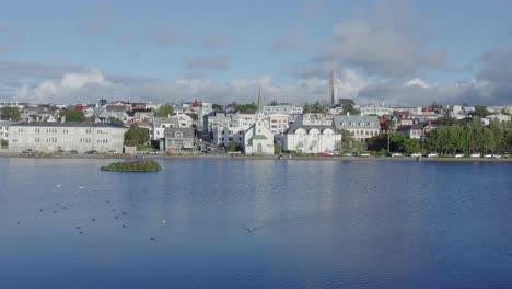 Reykjavik-Skyline-Des-Stadtzentrums-Mit-Frikirkjan-kirche-Am-See-Tjörnin,-Antenne