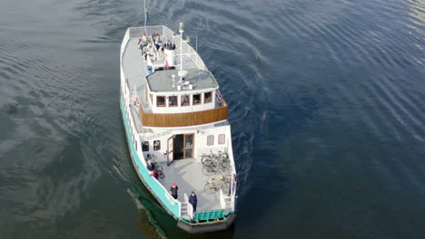 Alte-Fähre-Kreuzfahrtschiff-Boot-Schwimmt-Vorwärts-Auf-Wasser-Kanal-In-Stockholm-Schweden-Transport-Passagier-Segel-Schifffahrtsschiff-Marina-Seewaren-Einfach-Verbrauchen-Sie-Wenig-Kohlendioxid-Horn-Kapitän-Vintage