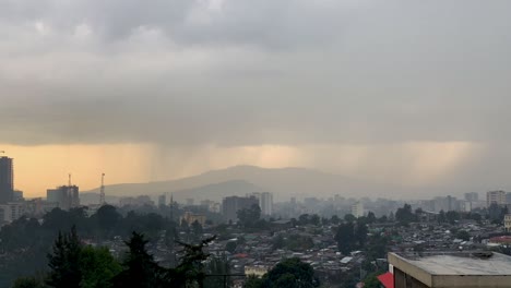Regen-Fällt-Im-Weit-Entfernten-Sommertag-Auf-Addis-Abeba
