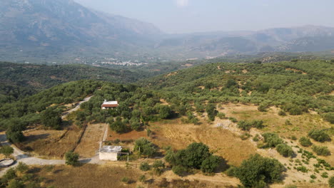 Schöne-Aussicht-Auf-Die-Fernen-Berge-Mit-üppigen-Grünen-Tälern-Und-Hügeln-Auf-Der-Insel-Kreta,-Griechenland