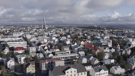 Ciudad-De-Reykjavik-Durante-La-Puesta-De-Sol-Con-La-Famosa-Iglesia-Hallgrímskirkja,-Aérea