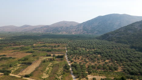 Vista-Panorámica-Del-Terreno-Rural-Y-Las-Montañas-En-La-Isla-De-Creta-En-Grecia