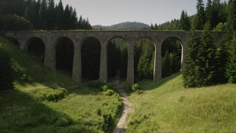 Volando-Hacia-Adelante-Bajo-El-Viaducto-Chmarocsky-En-Eslovaquia-Y-Sobre-Un-Bosque
