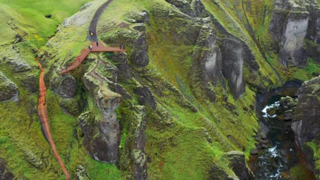 Gente-En-El-Sendero-Y-La-Plataforma-De-Observación-Del-Cañón-Del-Río-Fjadrargljufur-En-Islandia