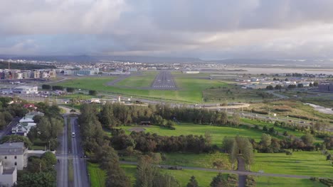 Fliegen-In-Richtung-Nördlicher-Landeplatz-Des-Flughafens-Reykjavík,-Island,-Sonnenlicht-In-Der-Dämmerung