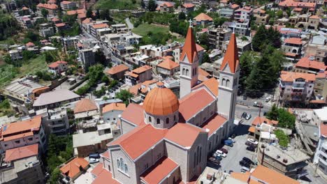 Catedral-De-San-Saba-En-El-Centro-De-Un-Pueblo-De-Montaña-En-Bsharri,-Líbano