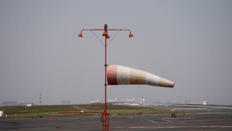 Flughafenwindsack---Windrichtungsanzeiger-Am-Flughafen-Haneda