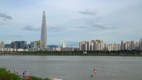 Menschen,-Die-Windsurfen-Und-Paddeln-Am-Fluss-Han-Mit-Der-Skyline-Von-Seoul-Im-Hintergrund-In-Südkorea-Genießen