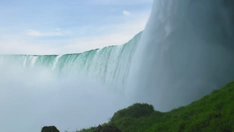 Leistungsstarker-Blick-Aus-Niedrigem-Winkel-Auf-Die-Niagarafälle