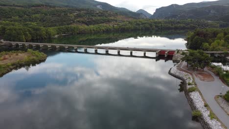 Epische-Luftaufnahme-Einer-Brücke-über-Dem-Fluss-Haliacmon-Aliakmonas-In-Nordgriechenland-Mazedonien