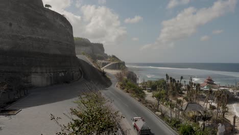 Küstenstraße-Und-Parkplatz-Am-Melasti-Beach-Ungasan,-Bali,-Indonesien,-Luftaufnahme