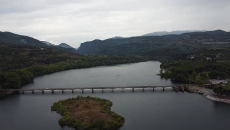 Coche-Cruzando-Un-Puente-Sobre-El-Río-Haliacmon-En-El-Norte-De-Grecia