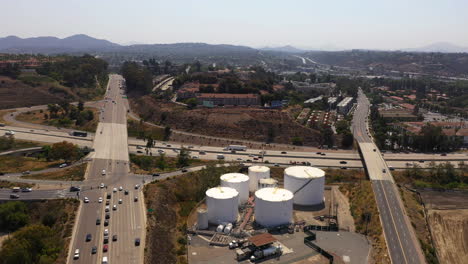 Luftaufnahme-Des-Belebten-San-Diego-Freeway-Und-Der-Industriegebiete