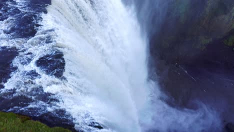 Berühmter-Und-Dramatischer-Wasserfall-Skogafoss-In-Island---Luftdrohnenaufnahme