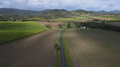 Vista-Aérea-De-Conway-Road-A-Lo-Largo-De-La-Plantación-De-Caña-De-Azúcar-En-Preston-Cerca-De-Cedar-Creek-En-Australia