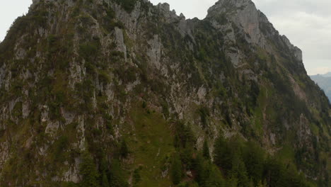 Kletterdrohnenaufnahme-Mit-Einer-Doppelten-Speedramp,-Die-Einen-Kletterer-Enthüllt,-Der-In-Einer-Bergwand-In-Der-Schweiz-Hängt