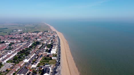 Luftaufnahme-Entlang-Deal-Beach-Direkt-Am-Meer-In-Kent-Mit-Blick-Auf-Die-Stadt