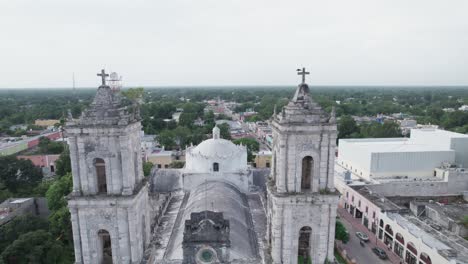 Seitliche-Luftaufnahme-Der-Kirche-Von-Valladolid-Yucatan