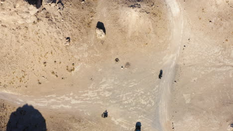 Vogelperspektive-Einer-Gruppe-Von-Menschen-In-Motorrädern,-Die-In-Der-Pinnacles-Wüste-Wandern
