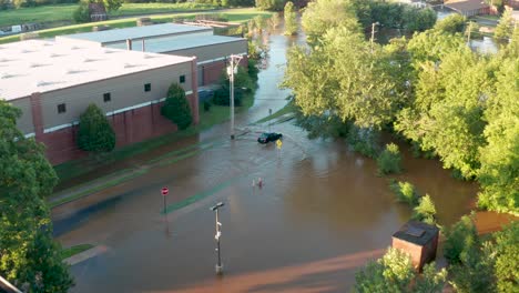 Auto-Fährt-In-überflutete-Straße