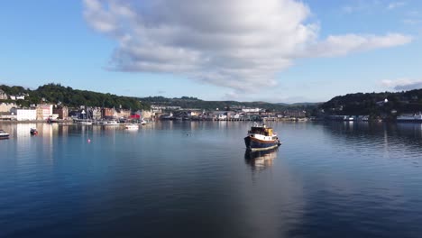 Fischerboot-Auf-Oban-Hafensee,-Küstenstadt-An-Der-Westküste-Schottlands,-Luftdrohne-4k-Hd-Kreist