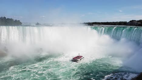 Gorgeous-shot-of-the-Maid-of-the-Mist-approaching-the-roaring-falls-in-Niagara,-Ontario