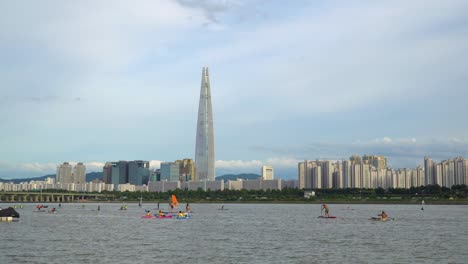 Water-Activities-At-Han-River-In-Seoul,-South-Korea-With-Famous-Lotte-Tower-In-Background