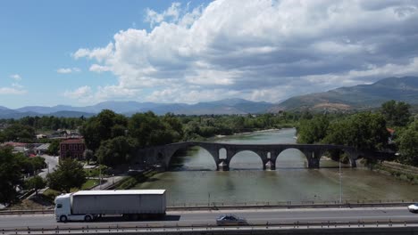 El-Puente-Monumental-De-Arta-En-Grecia