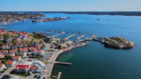 Luftaufnahme-Von-Lysekil-Mit-Dem-Aquarium-Havets-Hus,-Der-Insel-Slaggo-Und-Dem-Marina-In-Schweden-Tagsüber