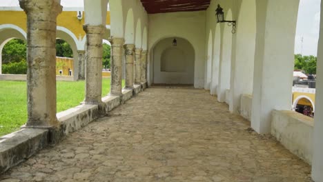 Dentro-De-Los-Pasillos-De-La-Iglesia-De-Izamal