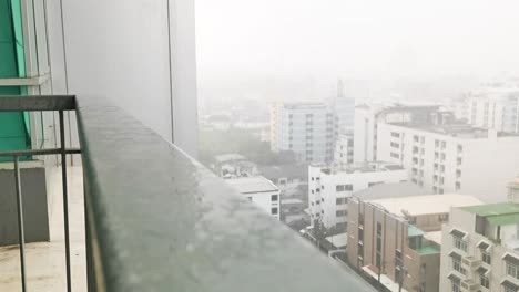 Balkonblick-Auf-Die-Stadt-Bangkok-Mit-Monsunregen-Und-Apartments-Im-Hintergrund