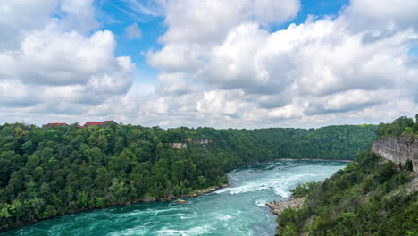 Ein-Zeitraffer-Des-Strudels-Auf-Dem-Niagara-River-Unterhalb-Der-Niagarafälle