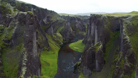Paisaje-Del-Cañón-Fjaðrárgljúfur-En-El-Sureste-De-Islandia---Toma-Aérea-De-Drones