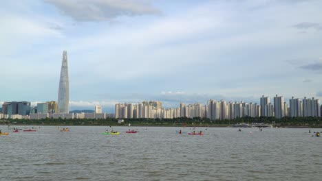 Aktive-Enthusiasten-Genießen-Wassersport-Auf-Dem-Han-Fluss-Mit-Der-Skyline-Von-Seoul-Im-Hintergrund