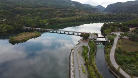 Epischer-Blick-Auf-Eine-Brücke-über-Dem-Fluss-Haliacmon-Aliakmonas-Im-Norden-Griechenlands-Mazedonien
