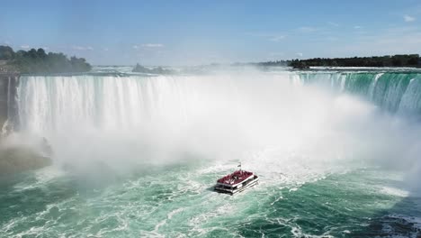 Malerischer-Blick-Auf-Die-Maid-Of-The-Mist-Am-Fuße-Der-Niagarafälle