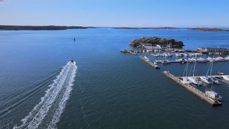 Bootsnachlauf---Rückspülung-Von-Einem-Motorboot,-Das-Im-Ozean-In-Der-Nähe-Des-Jachthafens-In-Lyskil,-Schweden,-Kreuzt