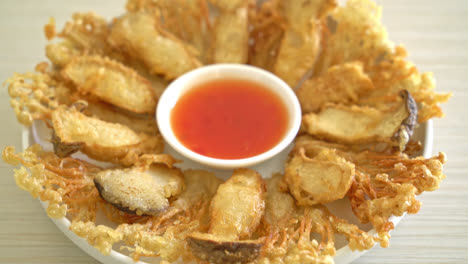 deep-fried-Enoki-mushroom-and-King-Oyster-mushroom-with-spicy-dipping-sauce---vegan-food-style