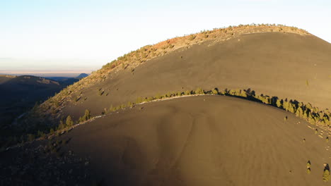 Epische-Luftaufnahme-über-Dem-Sonnenuntergangskrater-In-Arizona,-Die-Die-Riesigen-Sanddünen-Und-Die-Landschaft-Zeigt