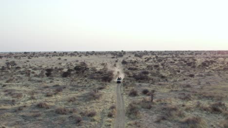 Jeep-Aislado-Cruzando-El-Desierto-En-Namibia