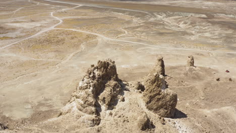 4K-Luftaufnahme-Eines-Einzigartigen-Geologischen-Merkmals-In-Der-Kalifornischen-Wüste